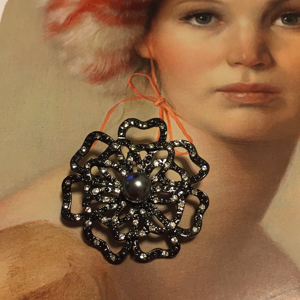 BNWT DAVID TUTERA EMBELLISH CRYSTAL GUNMETAL & GRAY PEARL BROOCH